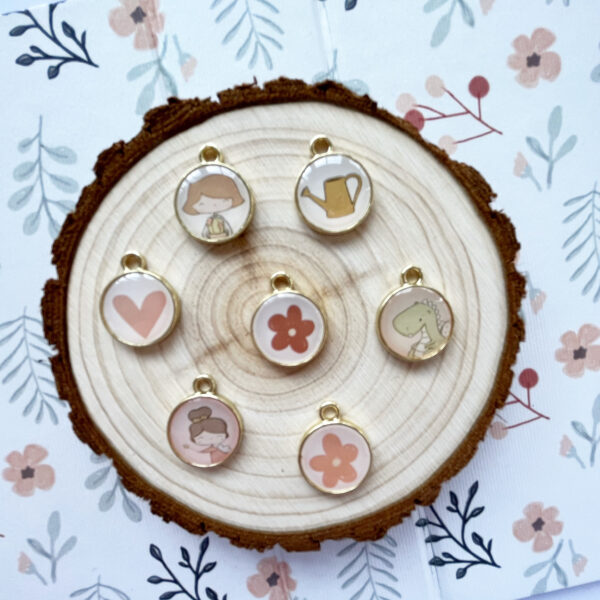 Set de charms metálicos de la colección Patio, diseñada por Alúa Cid