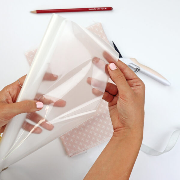 Lámina termoadhesiva para plastificar tela Lamifix. Para trabajos de costura creativa
