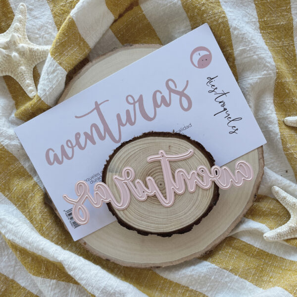Troquel para scrapbooking XL con la palabra Aventuras. Diseño de Alúa Cid