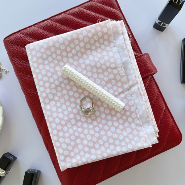 Tela Mini topos LQY+Q, para trabajos de costura creativa. Diseñada por Alúa Cid