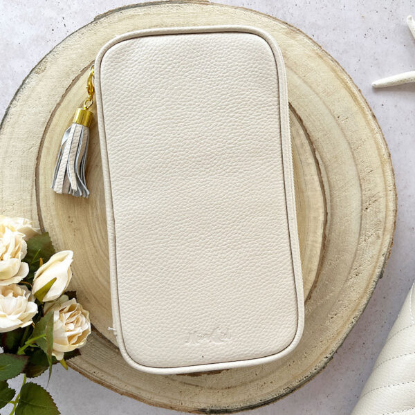 Estuche piel beige, diseñado por Alúa Cid
