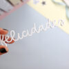 Palabra Felicidades, de metacrilato blanco. Para scrapbooking y manualidades
