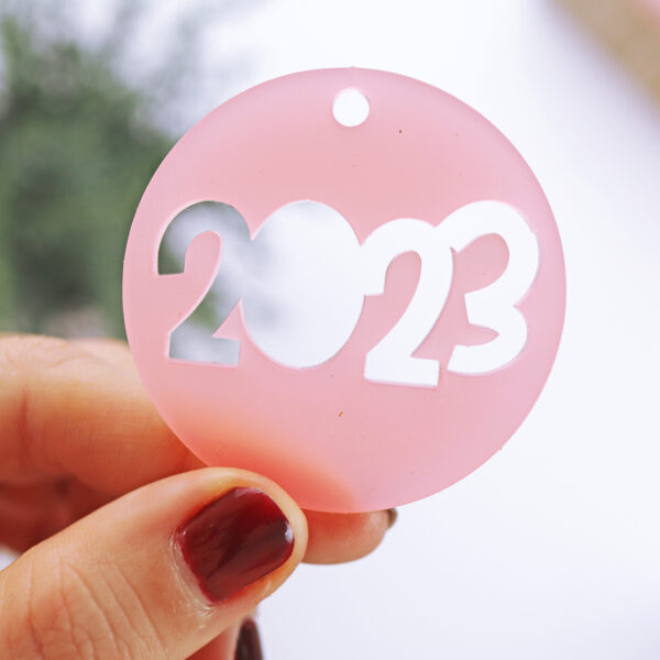 Medallón 2023, de metacrilato rosa