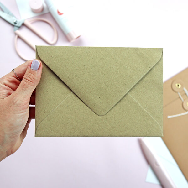 Sobre C6 en papel kraft reciclado, para tarjetería y scrapbooking