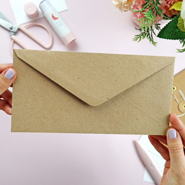 Sobre DL en papel kraft reciclado, para tarjetería y scrapbooking