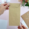 Sobre Vertical DL kraft reciclado, para tarjetería y scrapbooking