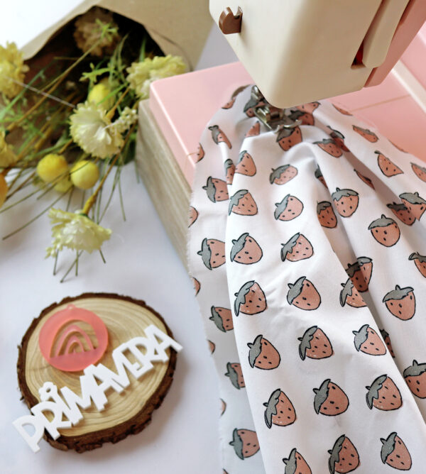 Retal de tela Fresas para costura creativa. Diseño de Alúa Cid