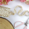 Goma elástica fruncida color crudo. Para scrapbooking, manualidades y costura creativa