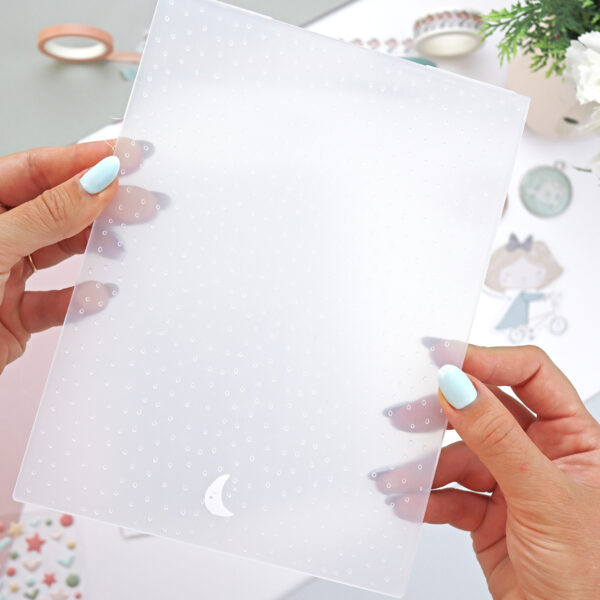 Carpeta de gofrado o emboss Topitos Celia. Diseño de Alúa Cid. Para manualidades, DIY y scrapbooking