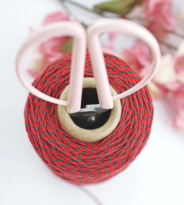 Cordón Baker twine Pippi, de colores rojo y verde oscuro. Para scrapbooking y manualidades