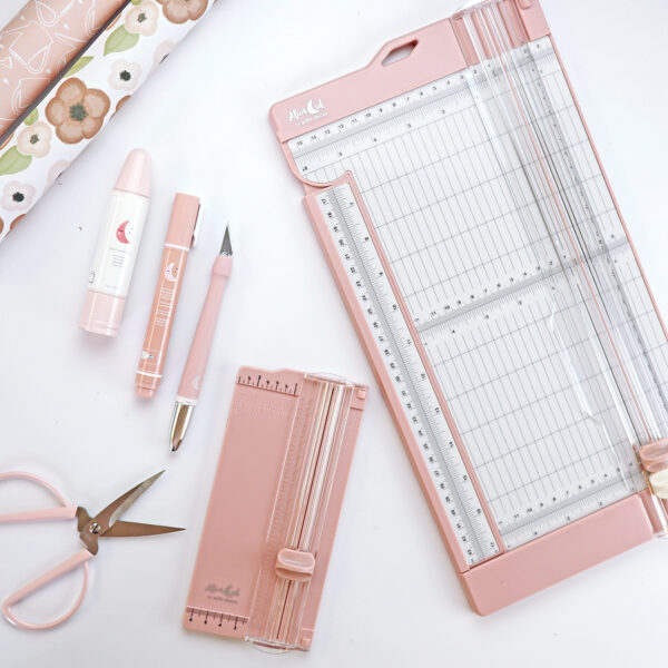 Cizalla Rosa 12" para scrapbooking y manualidades. Marca Alúa Cid