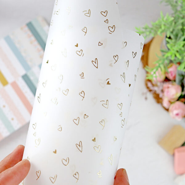 Vellum con foil Corazones de Lora Bailora