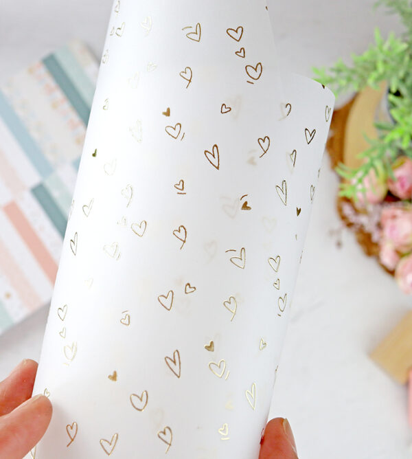 Vellum con foil Corazones de Lora Bailora