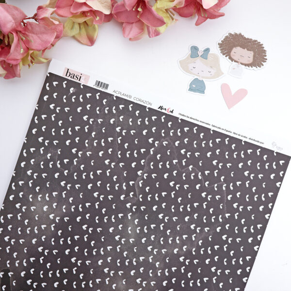 Papel laminado Corazones para scrapbooking. Lleva una película mate que lo protege del sol y las manchas. Diseño de Alúa Cid
