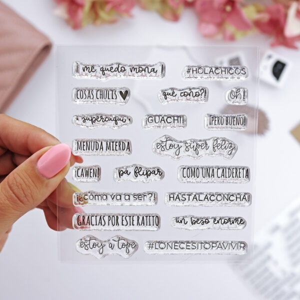 El Set de sellos Hola chicos! para scrapbooking lleva las 19 frases y coletillas que más usa Alúa Cid