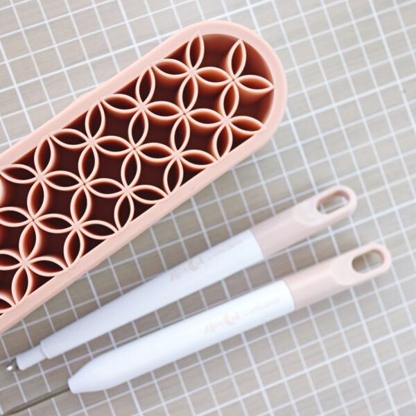 Soporte para herramientas y material de escritura. De Alúa Cid, en colaboración con Artis Decor