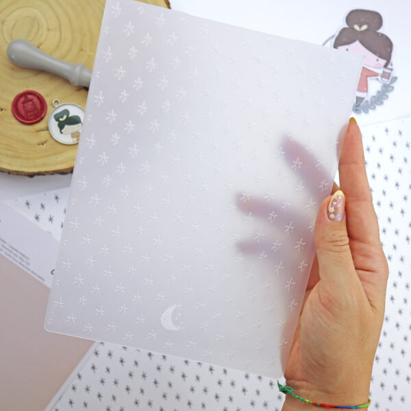 Carpeta de gofrado o emboss Estrellas Ari, para utilizar junto con una troqueladora manual. Diseño de Alúa Cid