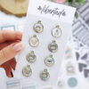 Set de 8 charms metálicos Libertad Invierno, para scrapbooking y manualidades creativas. Diseño de Alúa Cid