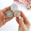 Set de 3 charms metálicos Libertad Otoño, para scrapbooking y manualidades creativas. Diseño de Alúa Cid
