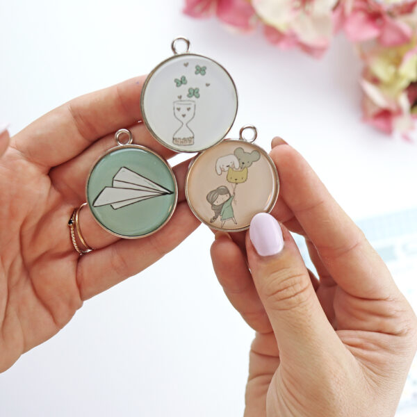 Set de 3 charms metálicos Libertad Otoño, para scrapbooking y manualidades creativas. Diseño de Alúa Cid