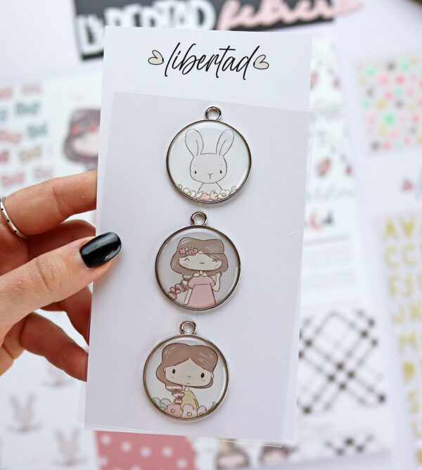 Set de charms metálicos Libertad Primavera, para scrapbooking y manualidades creativas. Diseño de Alúa Cid
