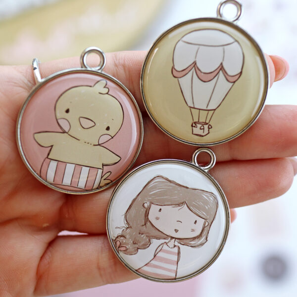 Set de 3 charms metálicos Libertad Verano, para scrapbooking y manualidades creativas. Diseño de Alúa Cid