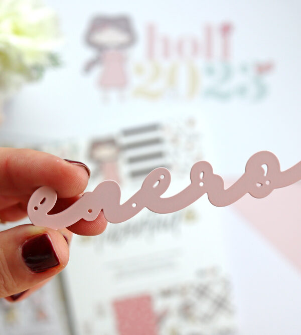 Troquel enero Libertad para decorar portadas de álbumes de scrapbooking. Se usa junto con una troqueladora manual. Diseño de Alúa Cid
