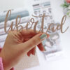 Troquel XL Libertad para decorar portadas de álbumes de scrapbooking. Se usa junto con una troqueladora manual. Diseño de Alúa Cid