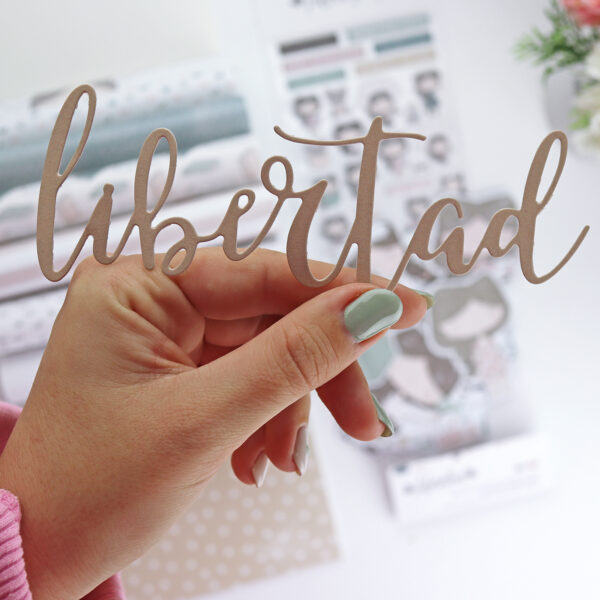 Troquel XL Libertad para decorar portadas de álbumes de scrapbooking. Se usa junto con una troqueladora manual. Diseño de Alúa Cid