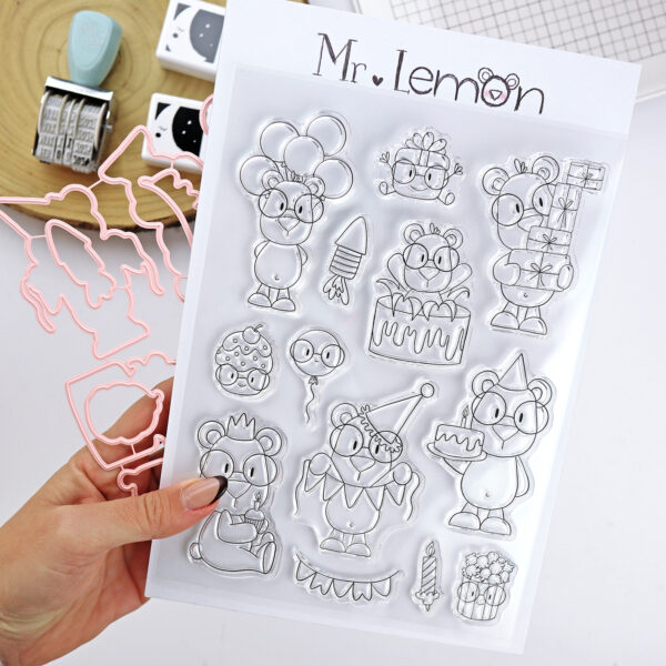 Set de sellos y troqueles Mr Lemon de Fiesta, diseñados por Andrea la gafotas y preparados por Alúa Cid. Para manualidades y scrapbooking