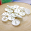 Broches plásticos de presión Crema
