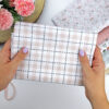 Tela Cuadro rosa, diseñada por Alúa Cid para trabajos de costura creativa