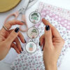 Set de charms metálicos La Sra. Lola, para manualidades y scrapbooking. Diseño de Alúa Cid