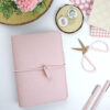 Lulidori La Sra. Lola es una cubierta de ecopiel rosa, para albergar libretas A5. Diseño de Alúa Cid