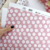 Papel laminado Y punto!, de la colección la Sra Lola, para encuadernación y scrapbooking. Diseño e ilustraciones de Alúa Cid