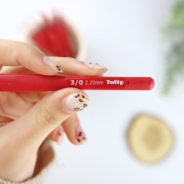 Ganchillo Rojo 2.20 mm, de Tulip - Imagen 4