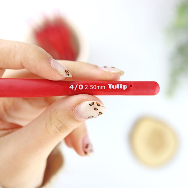 Ganchillo Rojo 2.50 mm, de Tulip - Imagen 4