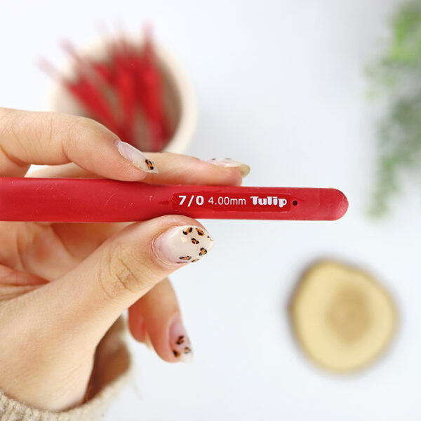 Ganchillo Rojo 4.00 mm, de Tulip - Imagen 4
