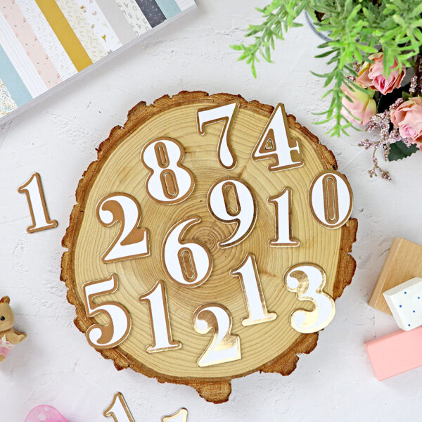 Chipboard Números con foil Baby M de Lora Bailora