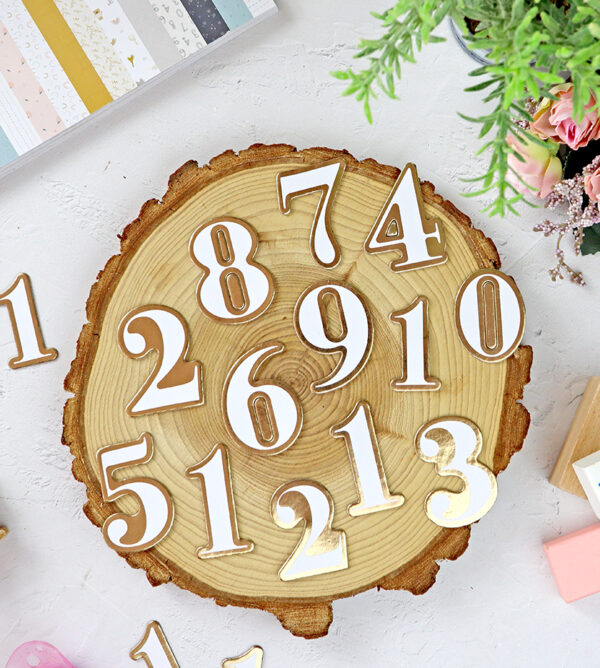 Chipboard Números con foil Baby M de Lora Bailora