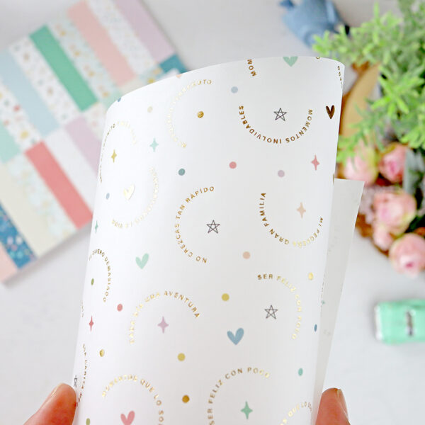 Vellum con foil Little M de Lora Bailora