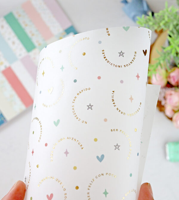 Vellum con foil Little M de Lora Bailora