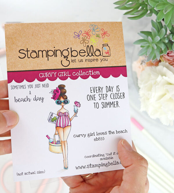 Sello Curvy Girl Loves the Beach de Stamping Bella