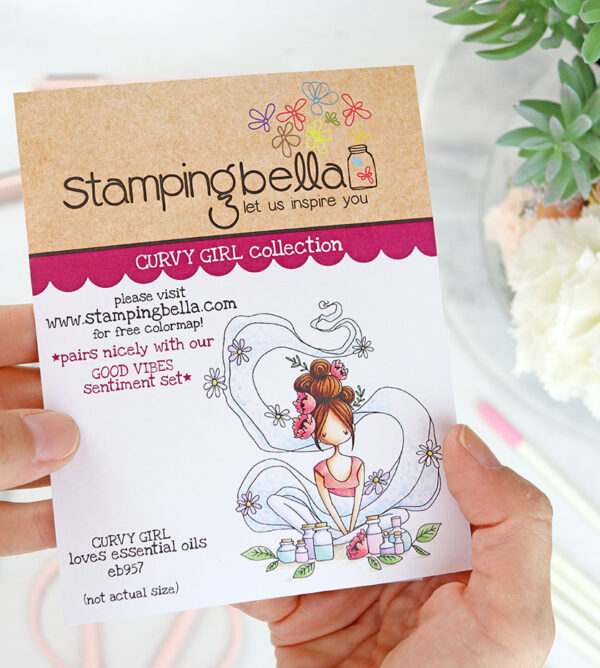 Sello Curvy Girl Loves Essentials Oils de Stamping Bella