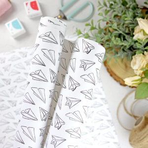 Pliego de papel de regalo Aviones de papel. Diseño e ilustraciones de Alúa Cid