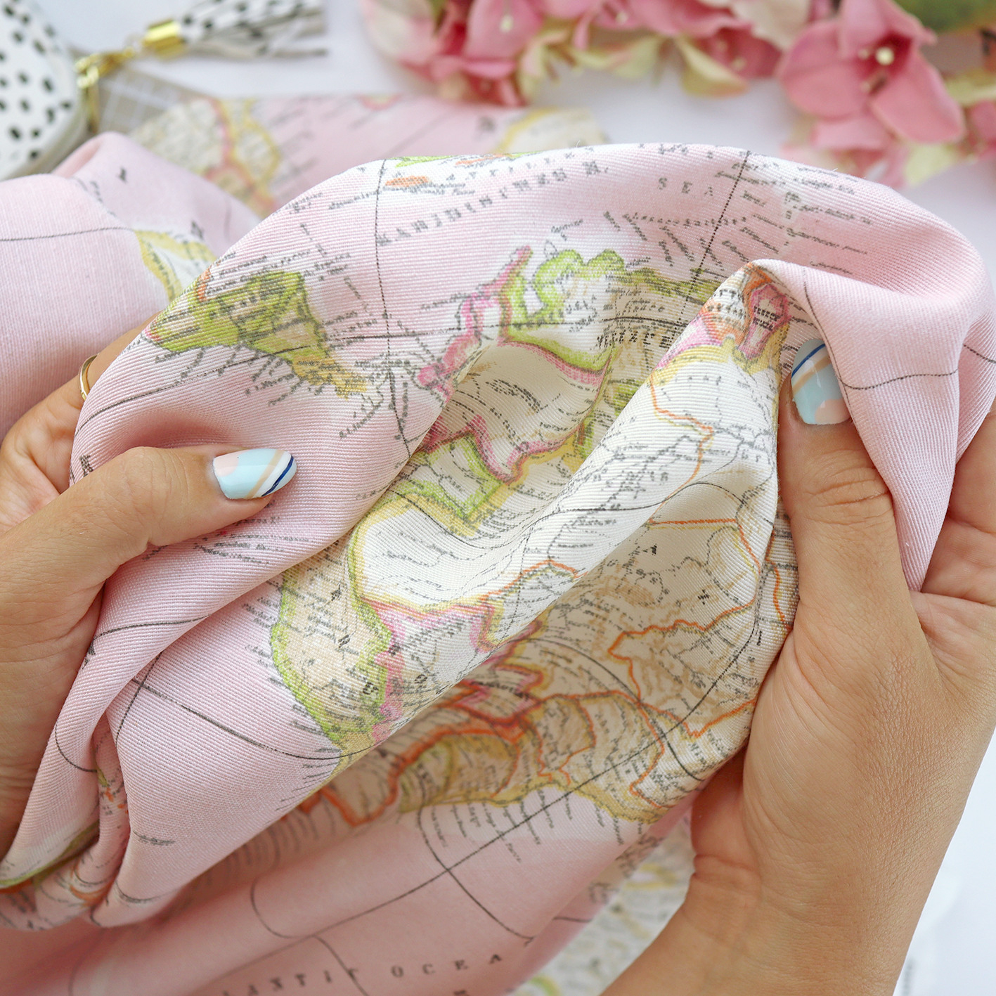 Tela loneta Mapas Rosa - Imagen 2