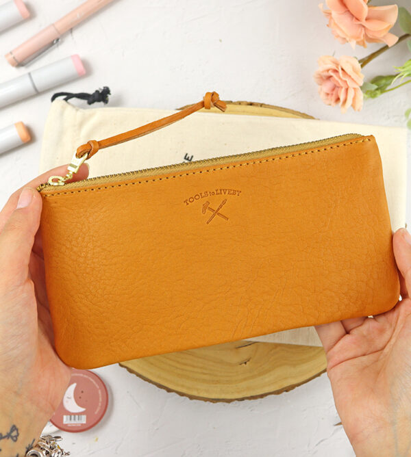 Estuche Piel Camel de Tools to Liveby