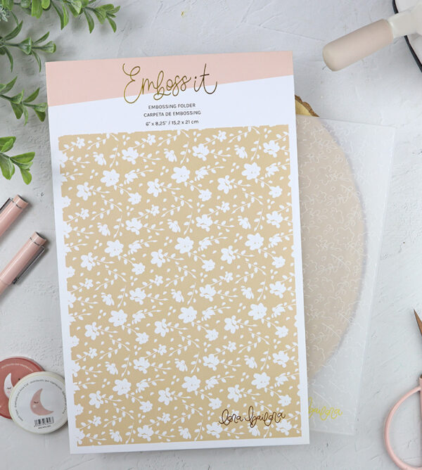 Carpeta de emboss Peonias de Lora Bailora