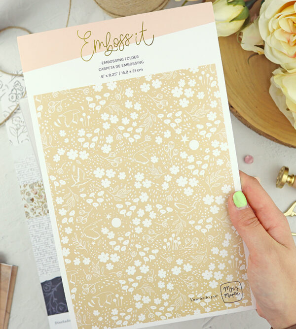 Carpeta de emboss My Journal de Lora Bailora con Mrs. Maple