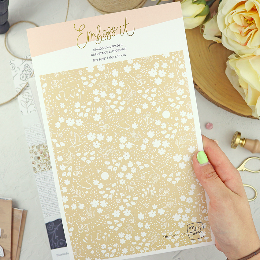 Carpeta de emboss My Journal de Lora Bailora con Mrs. Maple